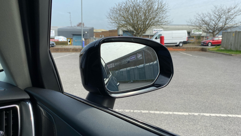 Volvo XC60 2.0 B5P Plus Dark 5dr AWD Geartronic Petrol Estate